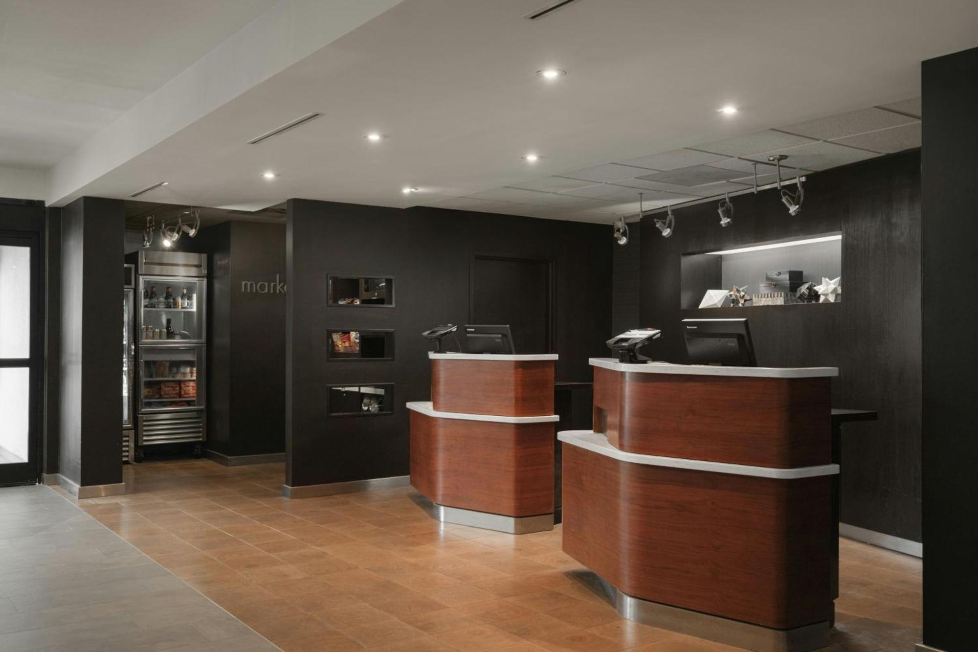 Courtyard By Marriott East Hotel